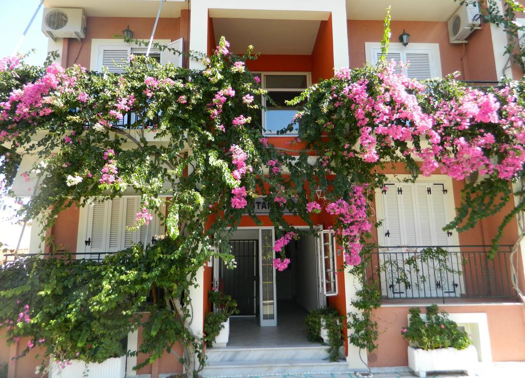 Konstantinos Apartments Agia Efimia Bagian luar foto
