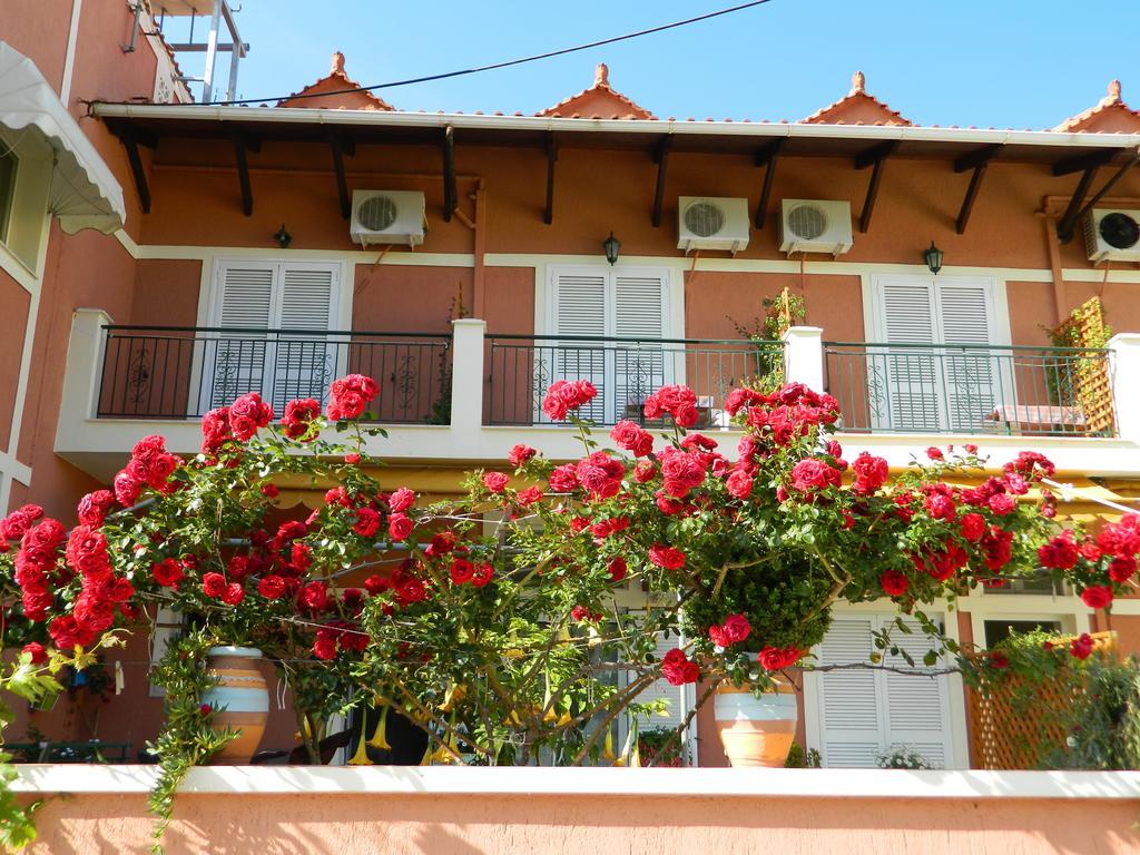 Konstantinos Apartments Agia Efimia Bagian luar foto