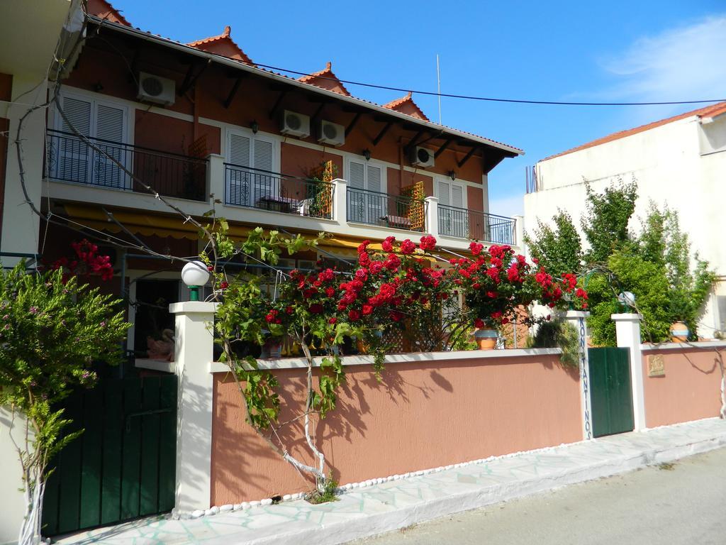 Konstantinos Apartments Agia Efimia Bagian luar foto