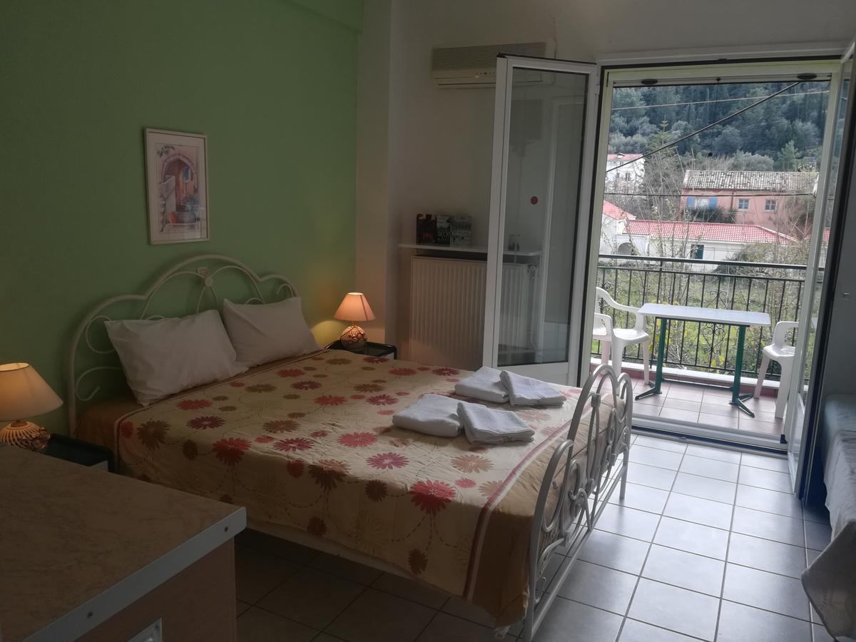 Konstantinos Apartments Agia Efimia Bagian luar foto