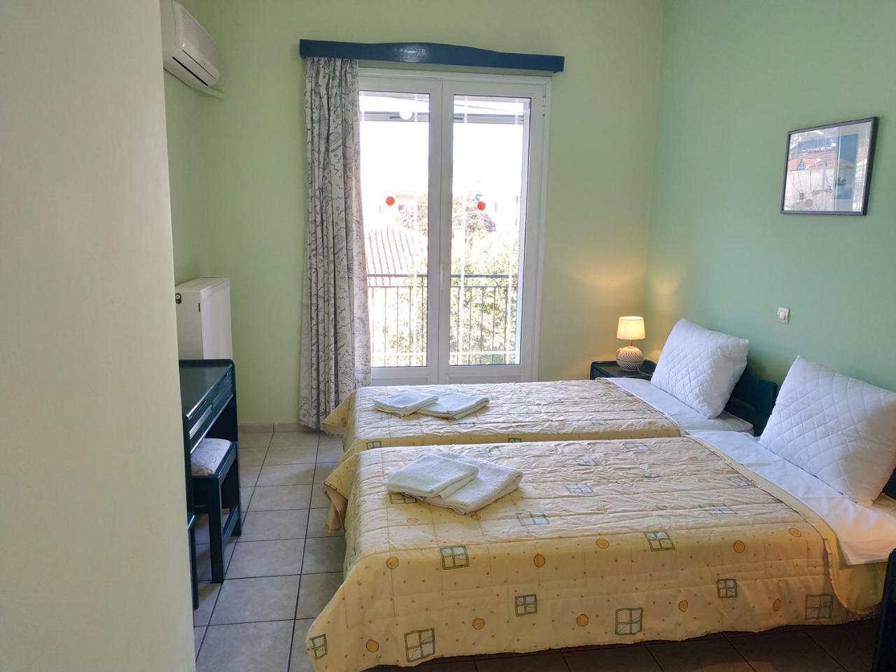 Konstantinos Apartments Agia Efimia Bagian luar foto